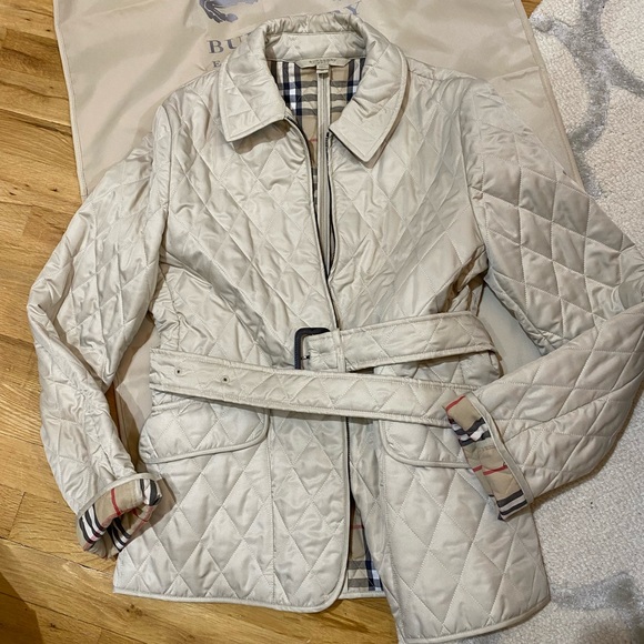 Light tan, Burberry, Brit jacket size medium with garment bag. Perfect condition - Picture 4 of 5
